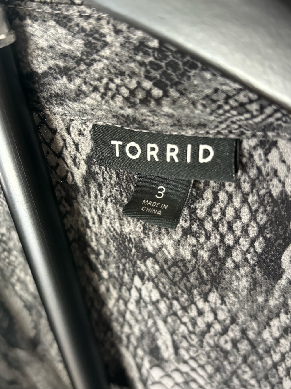 Torrid Black and Gray Snake Print Blouse Shirt Plus Size 3/4 Sleeves - Picture 3 of 3
